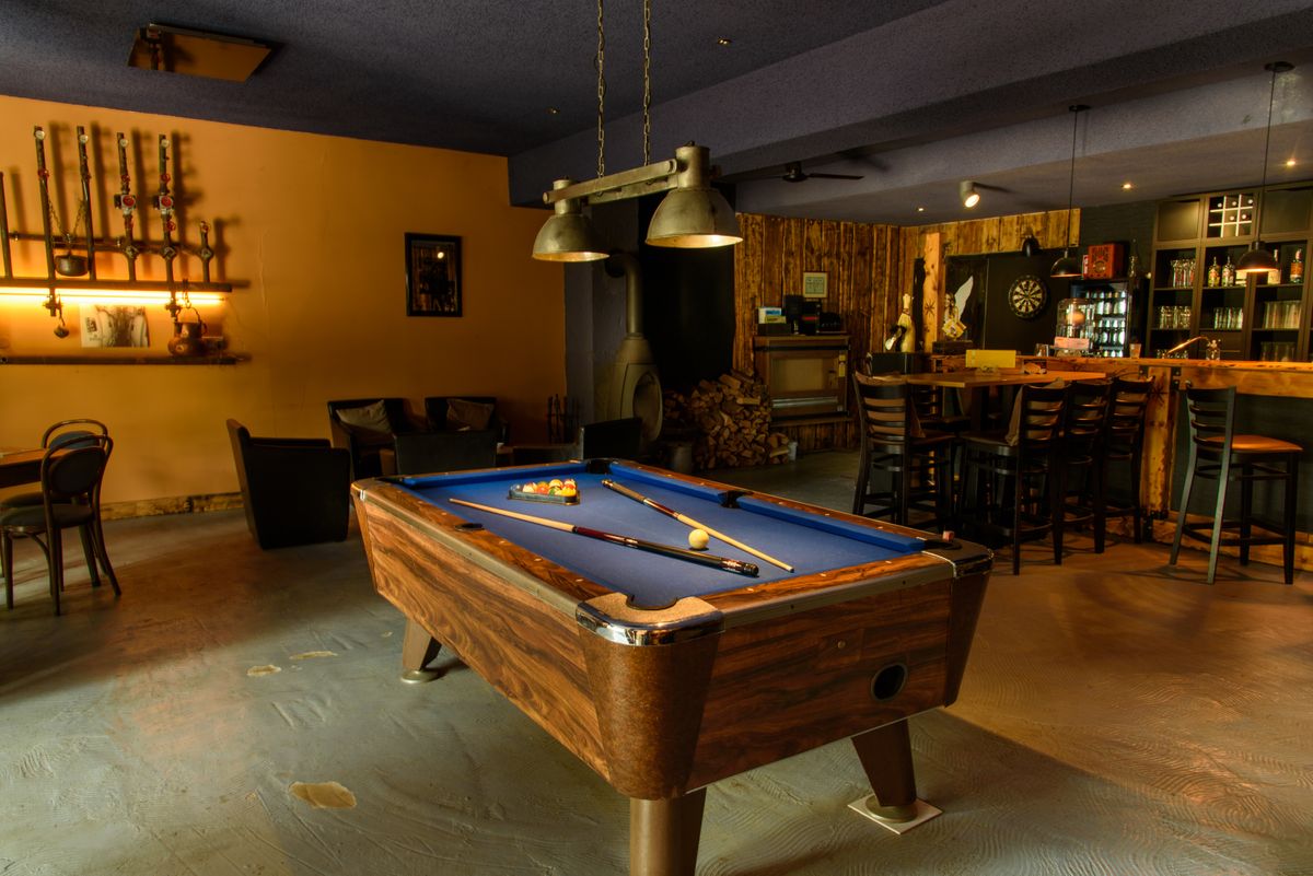 Löwenburg Herchen Billiard Bar